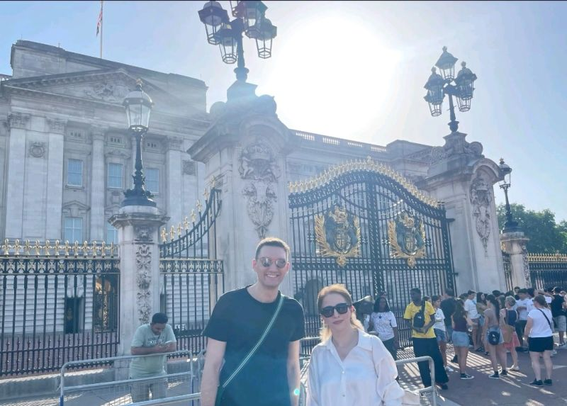 Meeting Samira Richardson at Buckingham Palace on our first day in London together
